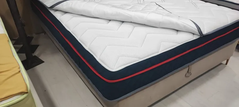 Matelas AZURA HYBRIDE avec contour bleu marine et liseré rouge